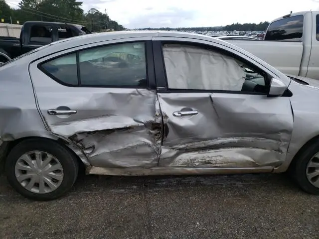 2017 NISSAN VERSA S