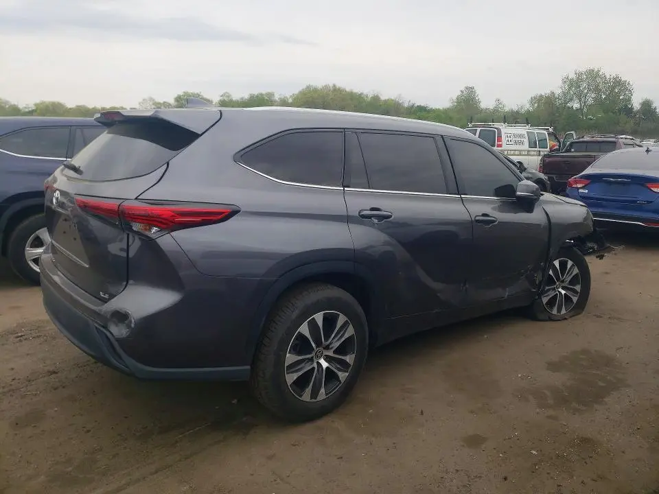 2022 TOYOTA HIGHLANDER XLE  