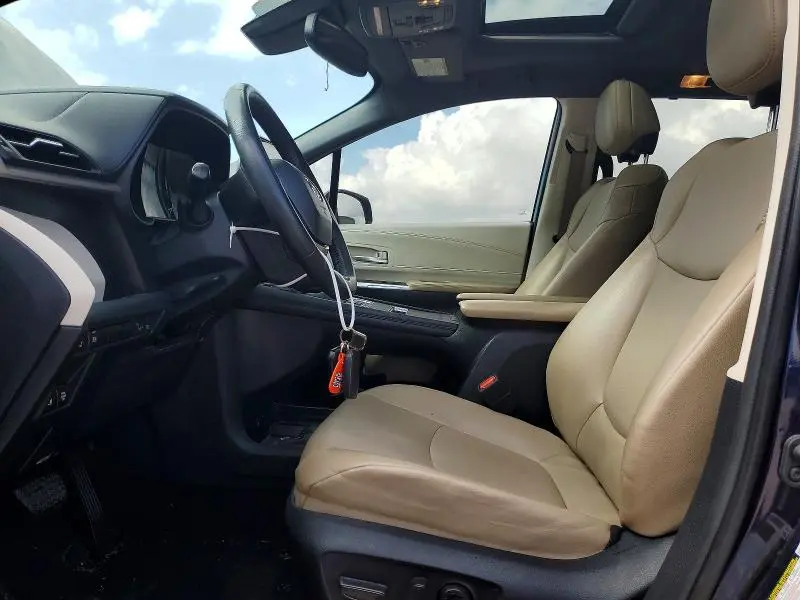 2022 TOYOTA SIENNA XLE  