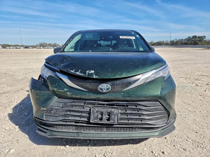 2021 TOYOTA SIENNA LE  