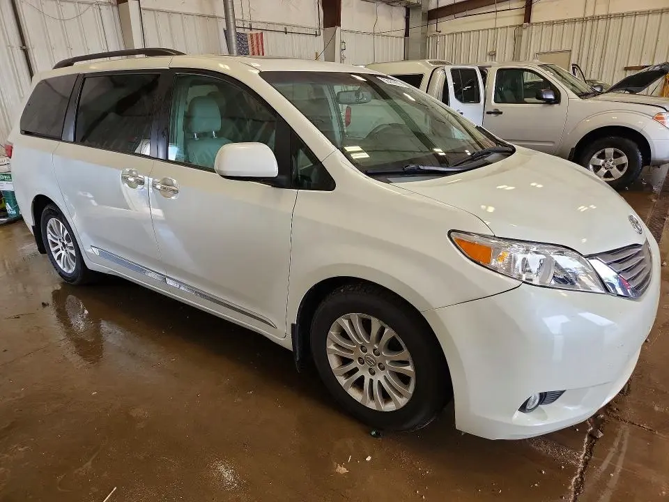 2015 TOYOTA SIENNA XLE PREMIUM 8-PASSENGER  