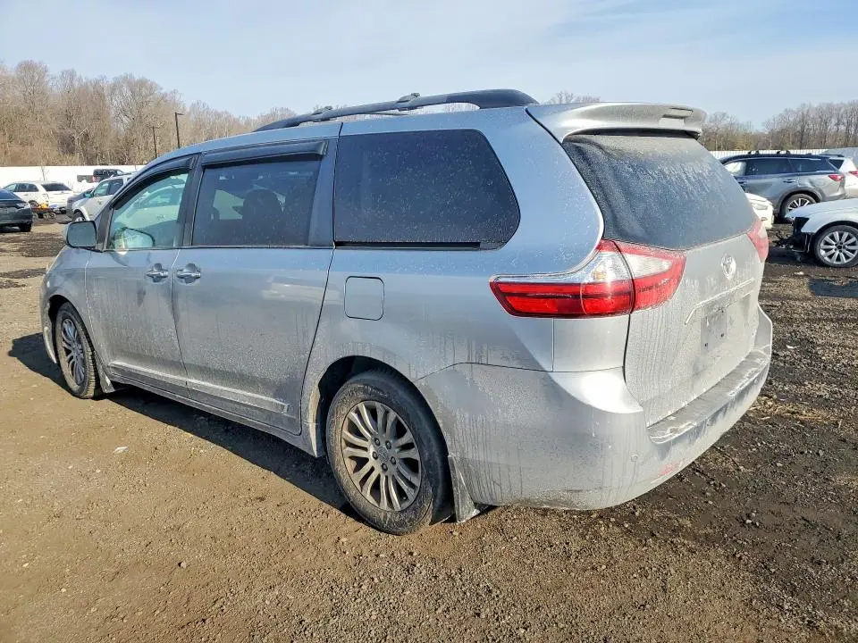 2016 TOYOTA SIENNA XLE  