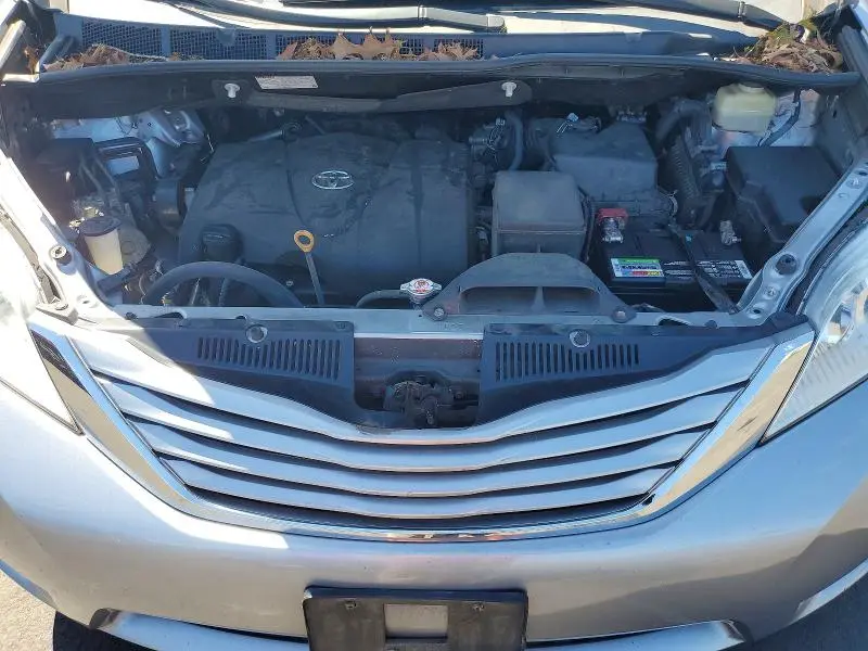 2017 TOYOTA SIENNA LE  