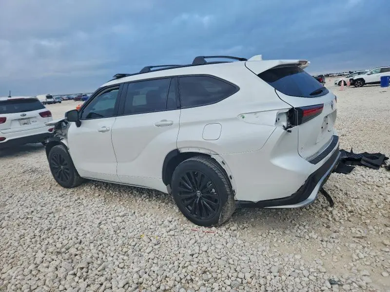 2024 TOYOTA HIGHLANDER LE  