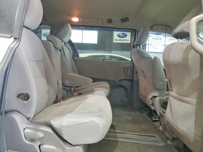 2018 TOYOTA SIENNA LE  