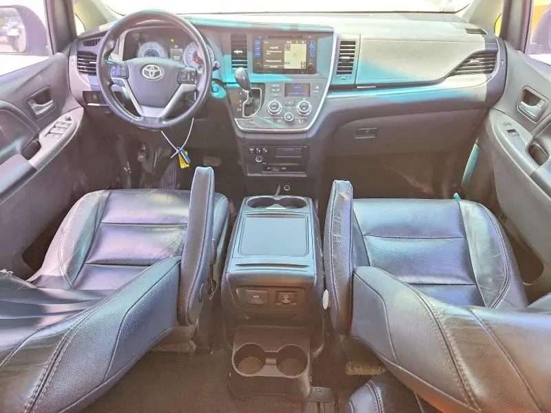 2016 TOYOTA SIENNA SE  