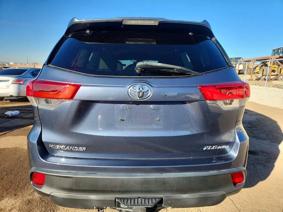 2019 TOYOTA HIGHLANDER SE  