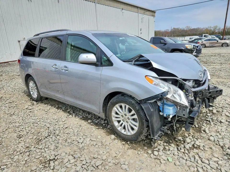 2015 TOYOTA SIENNA XLE 8-PASSENGER  