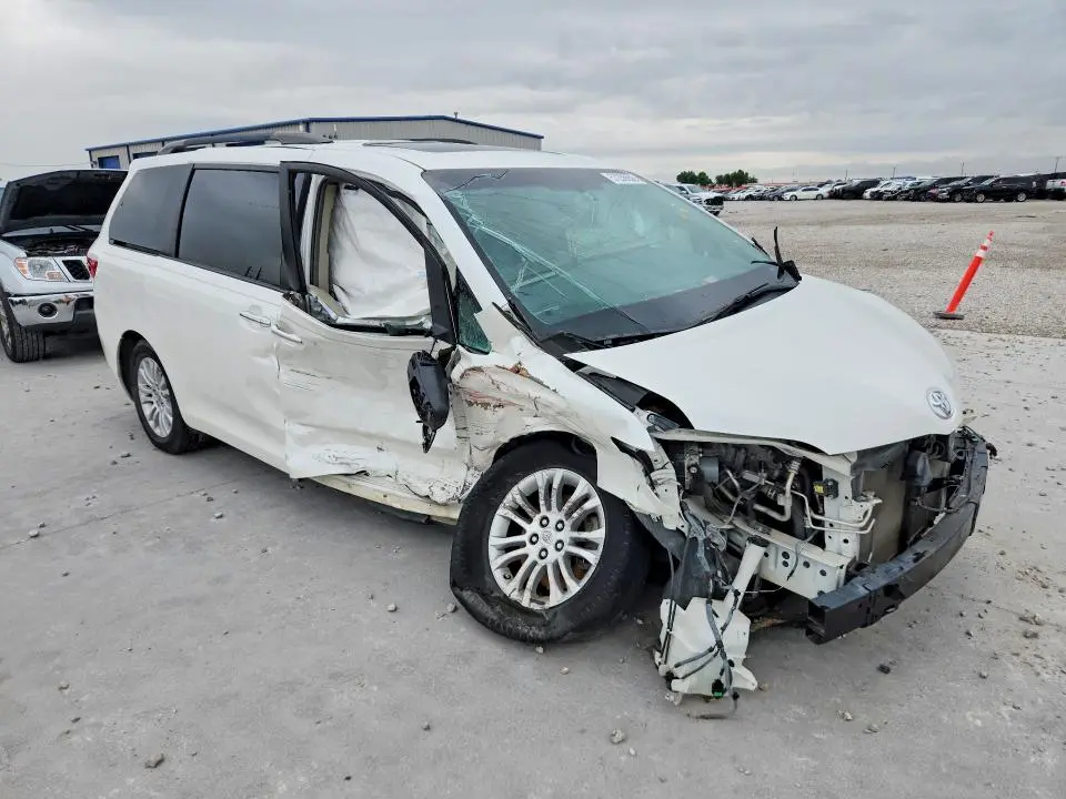 2015 TOYOTA SIENNA XLE PREMIUM 8-PASSENGER  