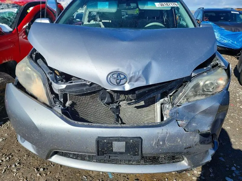 2011 TOYOTA SIENNA   