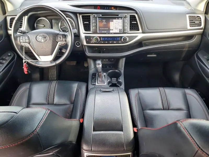 2019 TOYOTA HIGHLANDER SE  