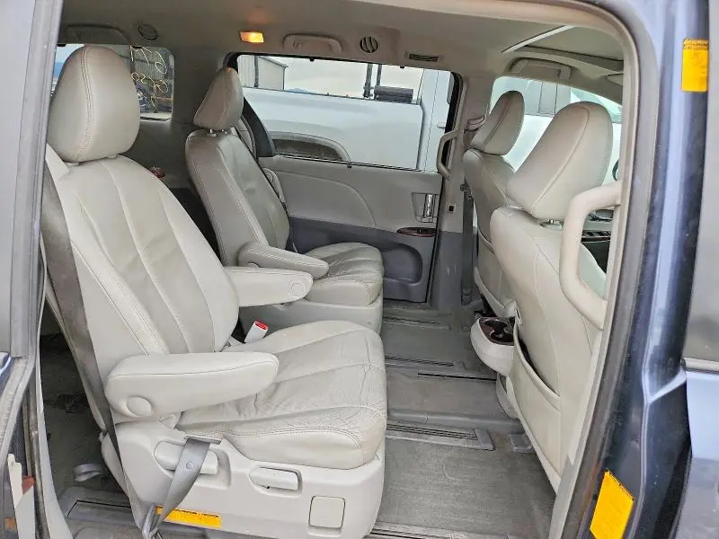 2014 TOYOTA SIENNA XLE 7-PASSENGER  