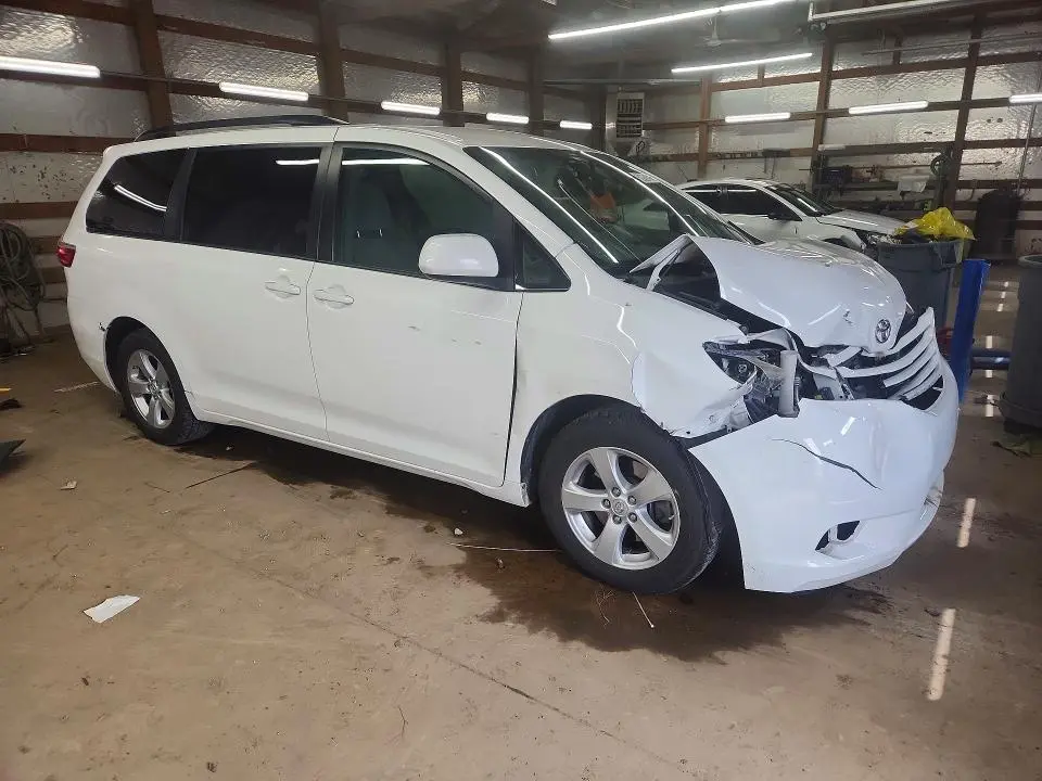 2015 TOYOTA SIENNA LE  