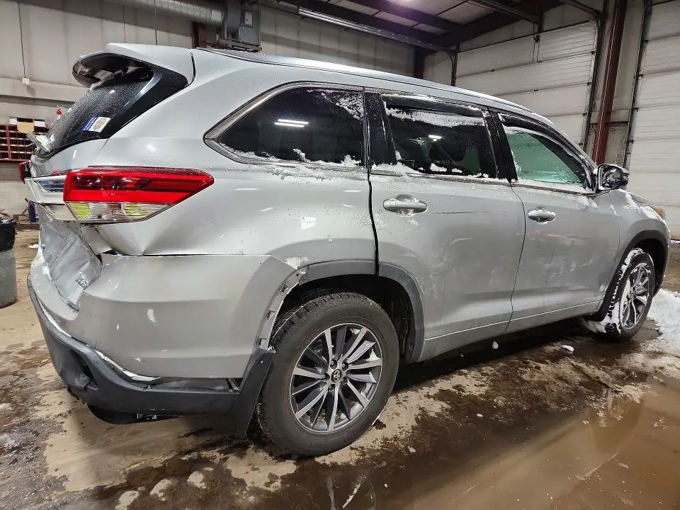 2017 TOYOTA HIGHLANDER SE  