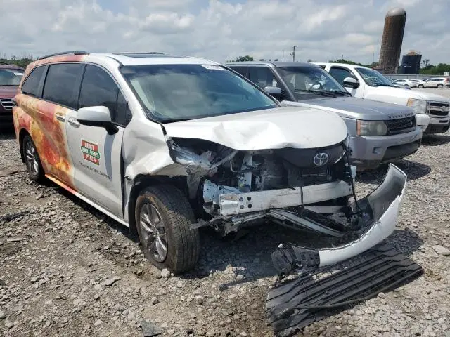 2024 TOYOTA SIENNA XLE