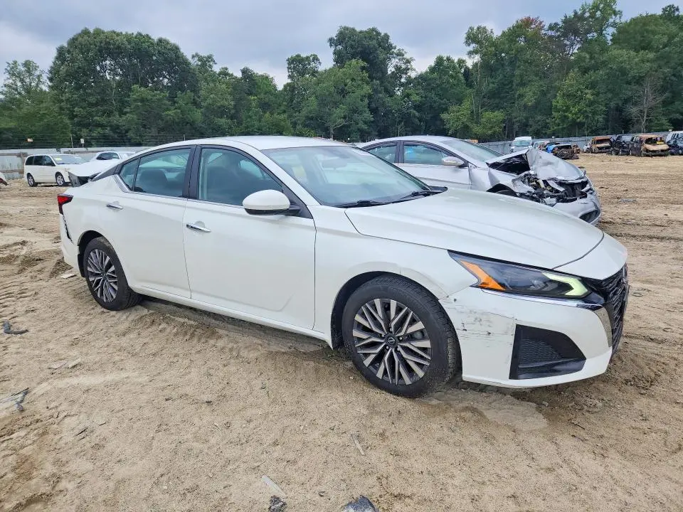 2023 NISSAN ALTIMA SV  