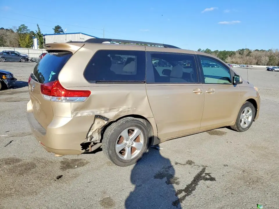 2011 TOYOTA SIENNA LE 8-PASSENGER  
