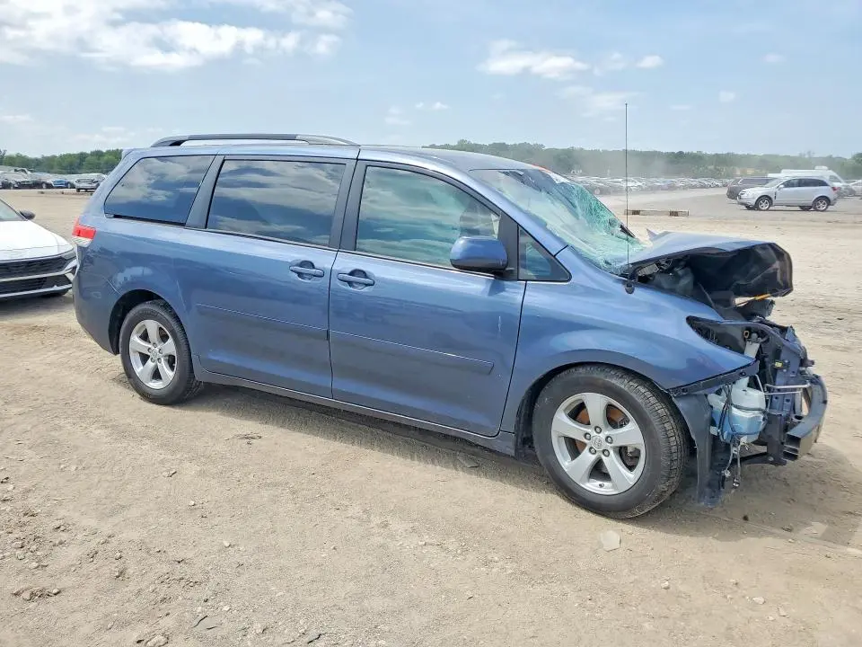 2014 TOYOTA SIENNA LE  