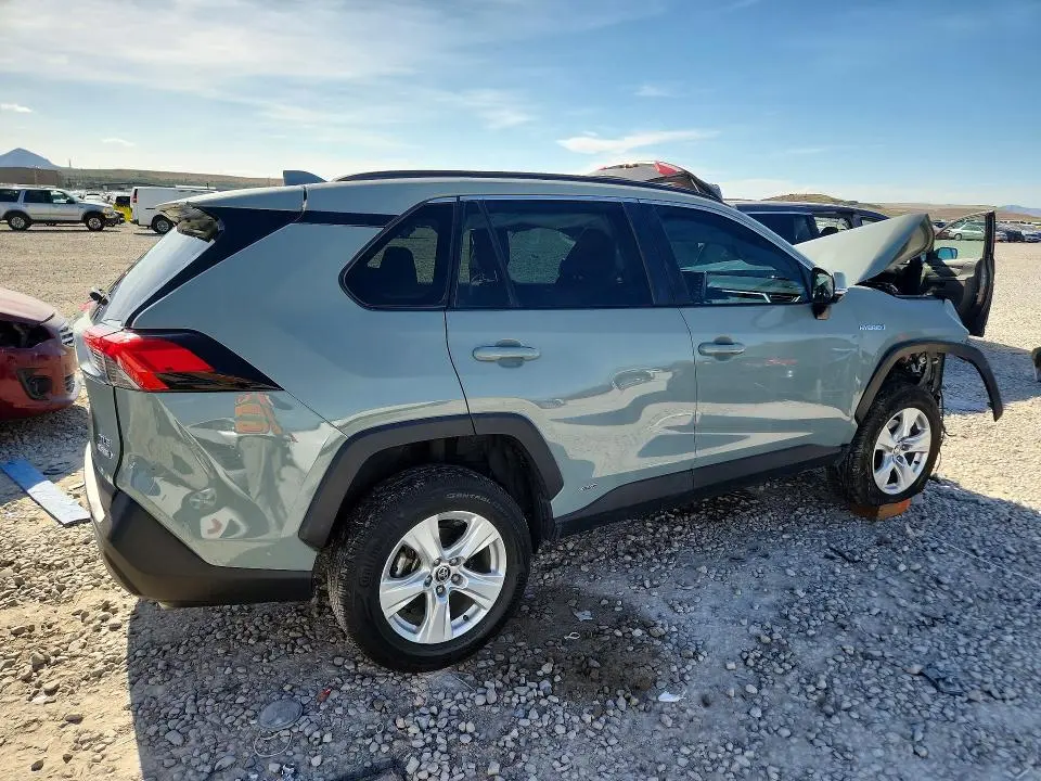 2021 TOYOTA RAV4 XLE  