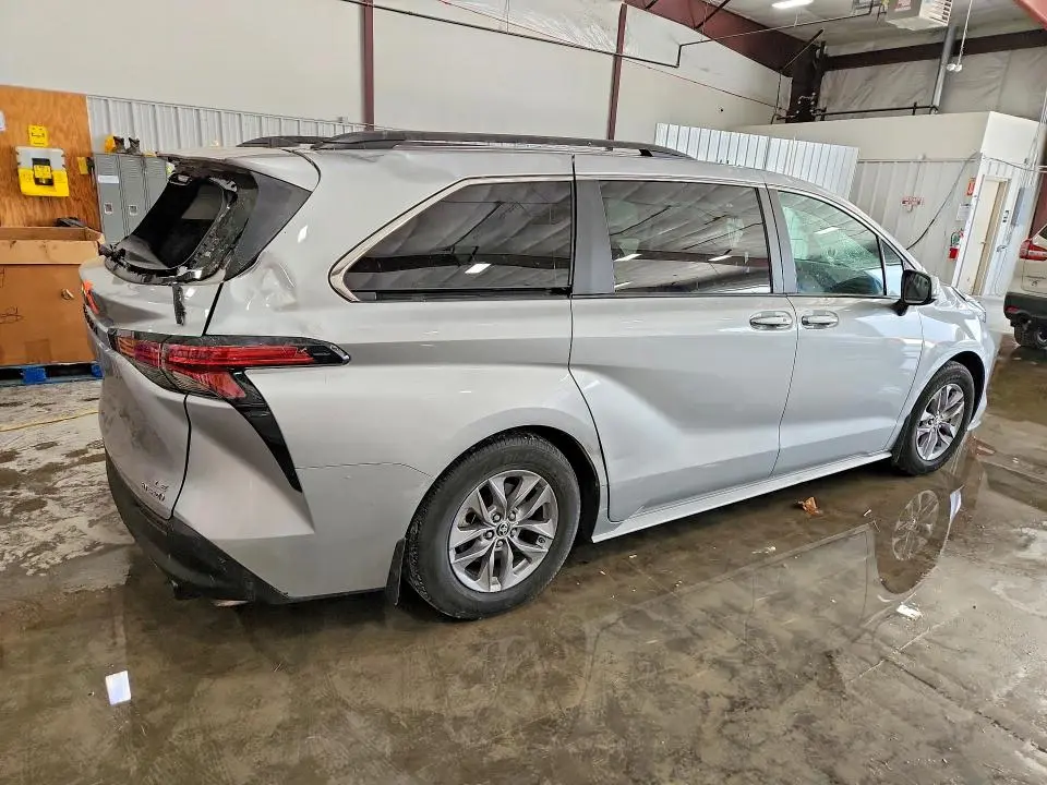2022 TOYOTA SIENNA LE  