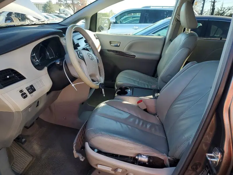 2014 TOYOTA SIENNA XLE  