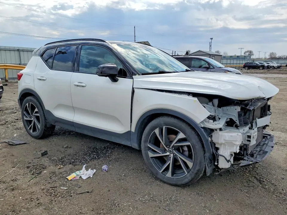2022 VOLVO XC40 T5 R-DESIGN  