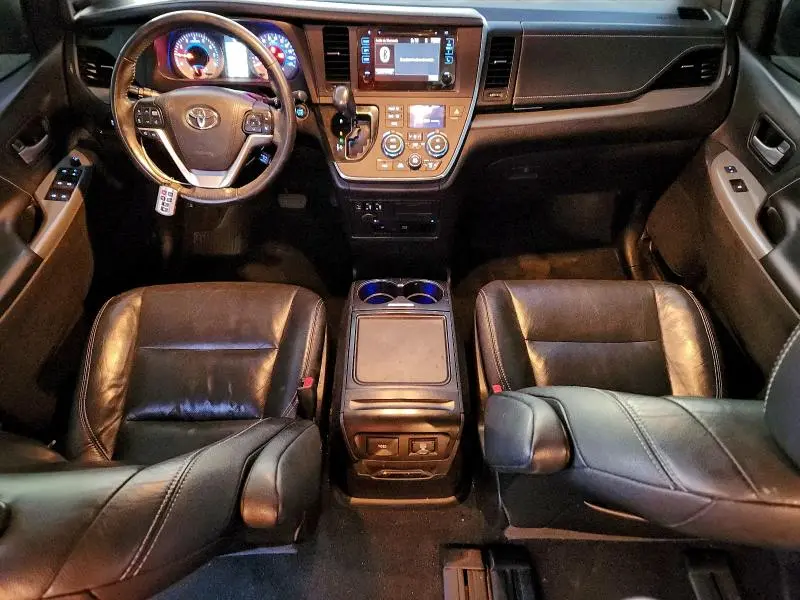 2017 TOYOTA SIENNA SE  