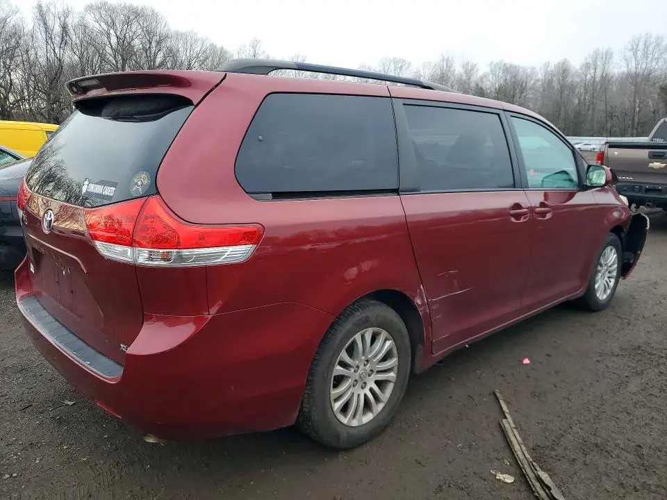 2012 TOYOTA SIENNA XLE  
