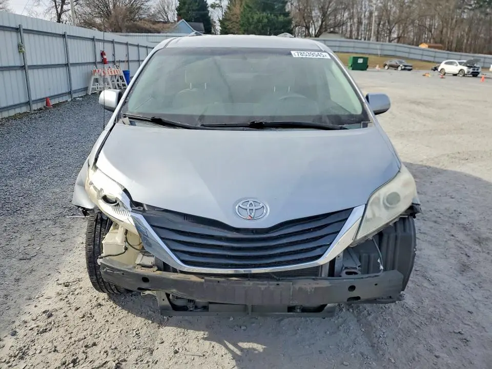2013 TOYOTA SIENNA LE  