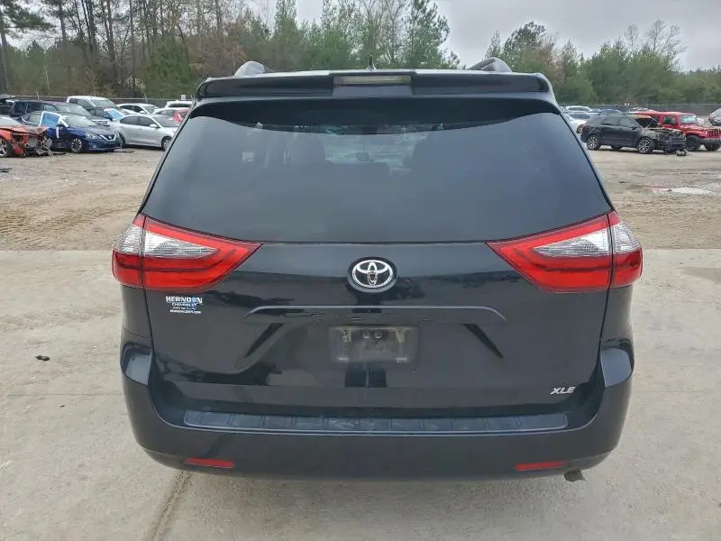 2020 TOYOTA SIENNA XLE  