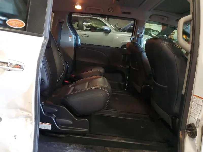 2018 TOYOTA SIENNA SE PREMIUM 8-PASSENGER  