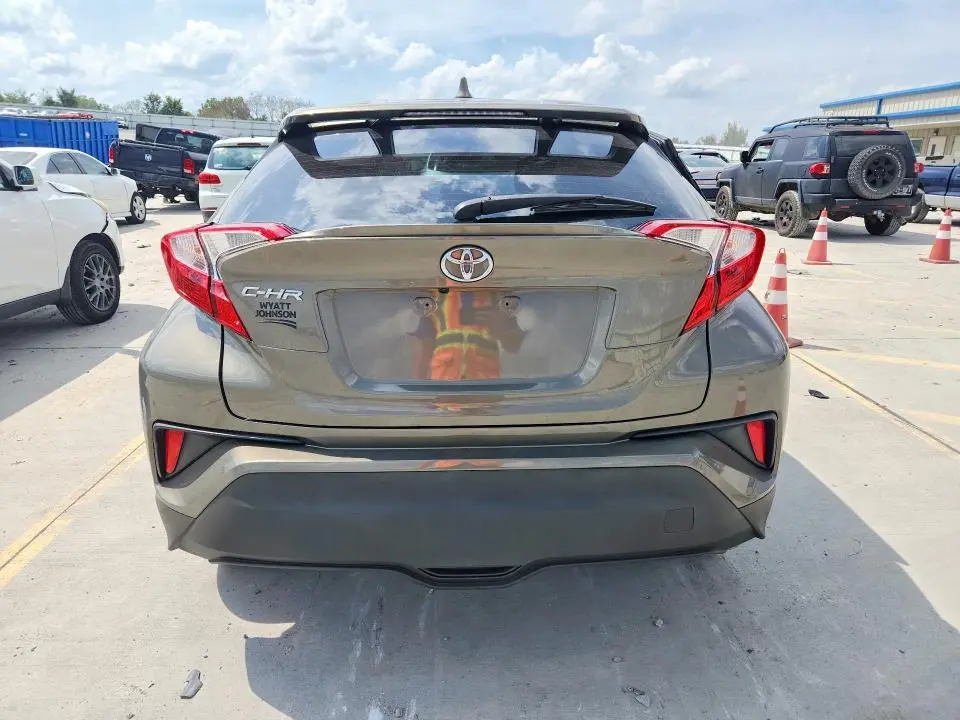 2021 TOYOTA C-HR XLE  
