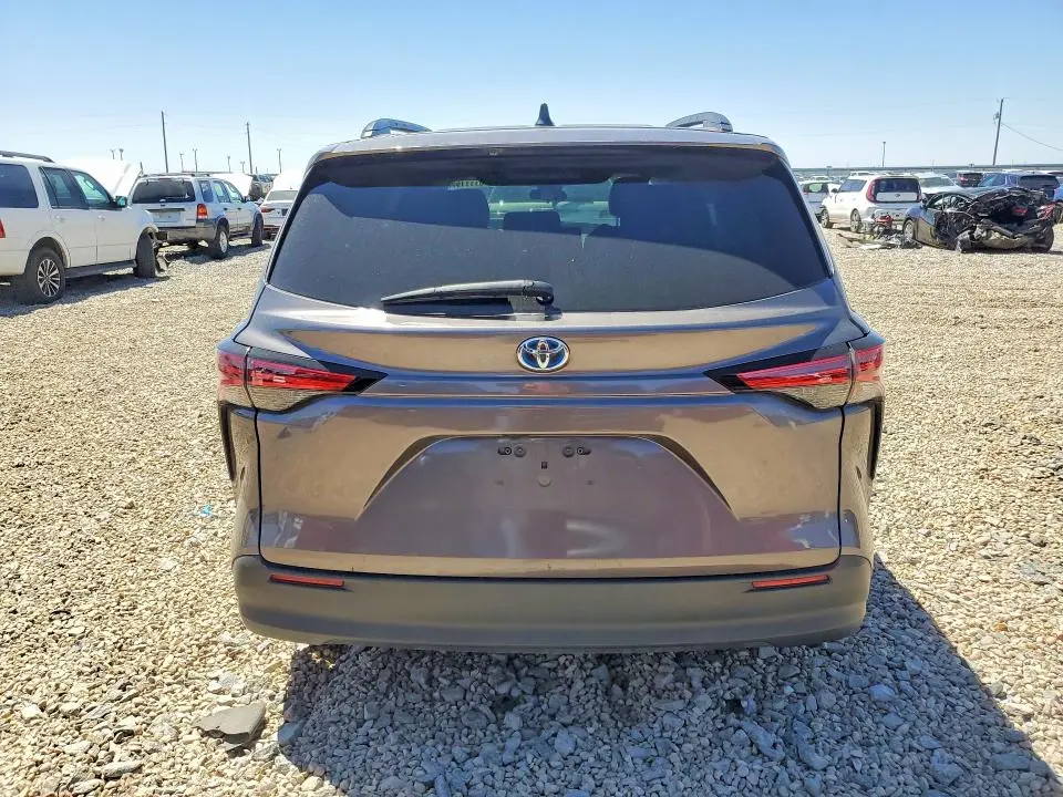 2021 TOYOTA SIENNA LE  