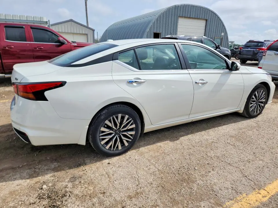 2023 NISSAN ALTIMA SV  