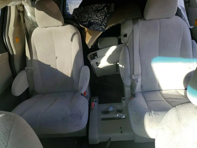 2011 TOYOTA SIENNA LE 8-PASSENGER  