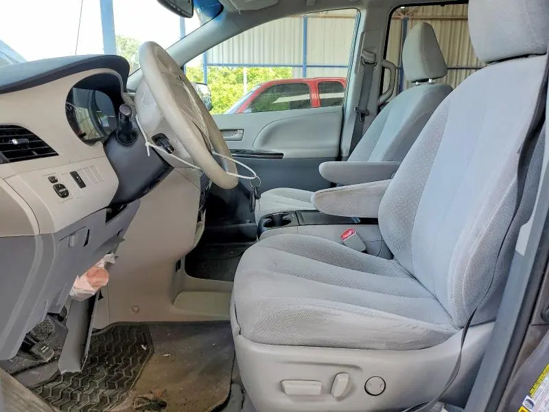 2013 TOYOTA SIENNA LE  