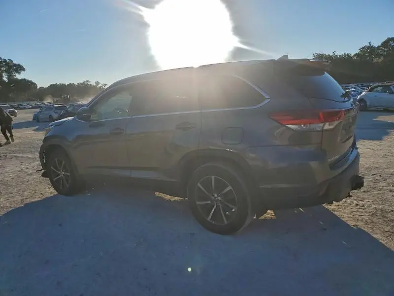 2019 TOYOTA HIGHLANDER SE  