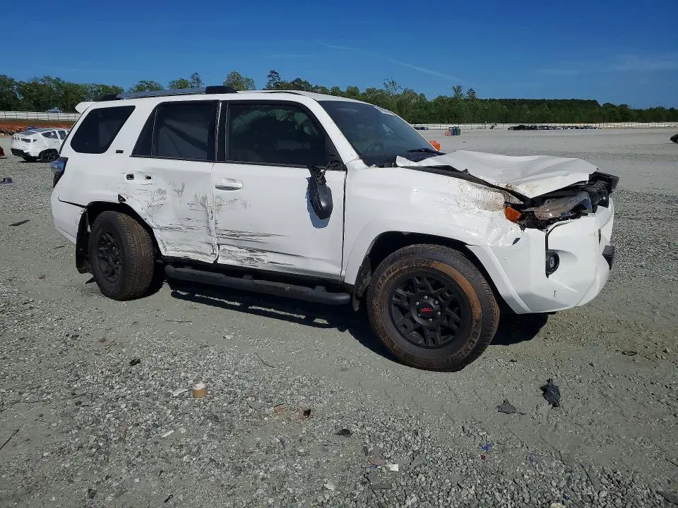 2023 TOYOTA 4RUNNER SR5  