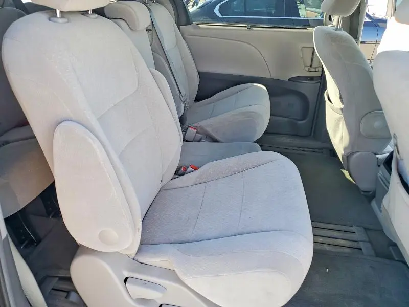 2015 TOYOTA SIENNA LE  