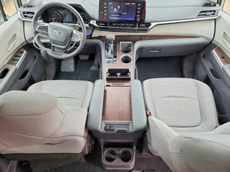 2021 TOYOTA SIENNA LE 8-PASSENGER  