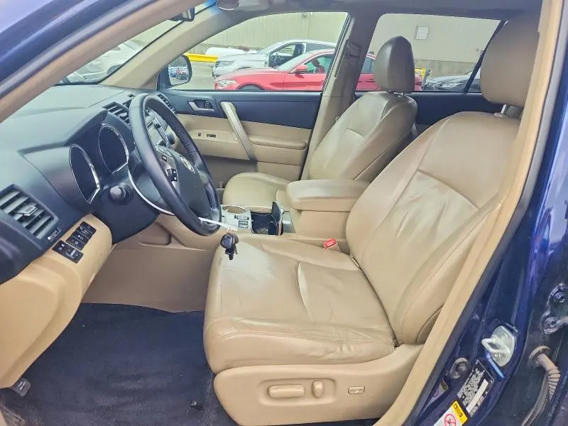 2013 TOYOTA HIGHLANDER SE  