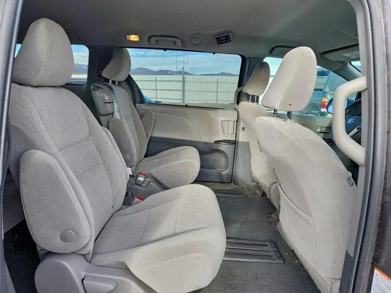 2019 TOYOTA SIENNA LE  