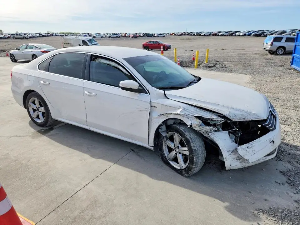 2015 VOLKSWAGEN PASSAT S  
