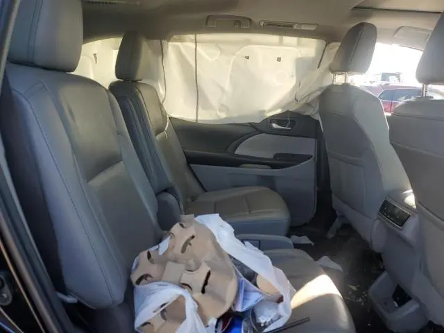 2019 TOYOTA HIGHLANDER SE  