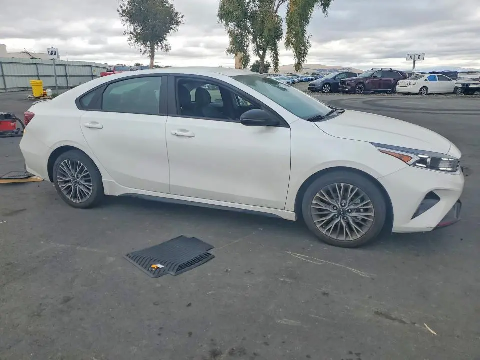 2024 KIA FORTE GT LINE  