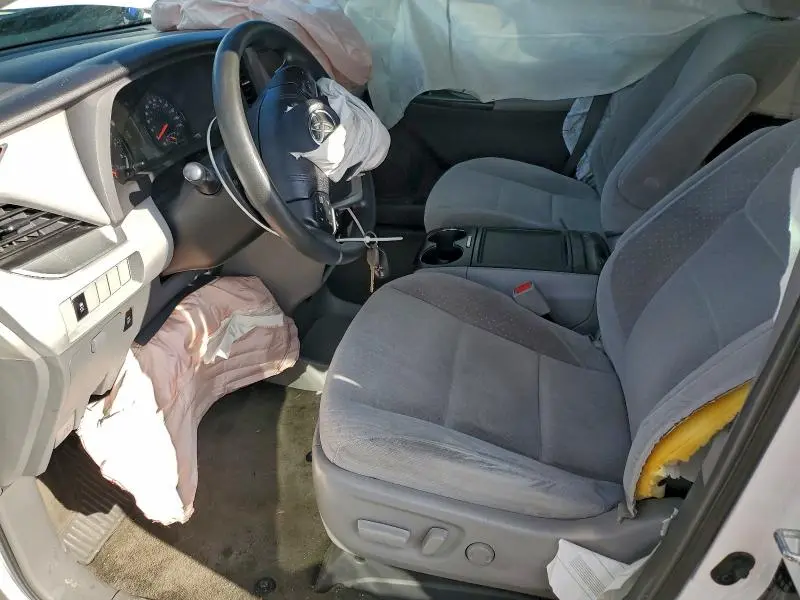 2015 TOYOTA SIENNA LE  