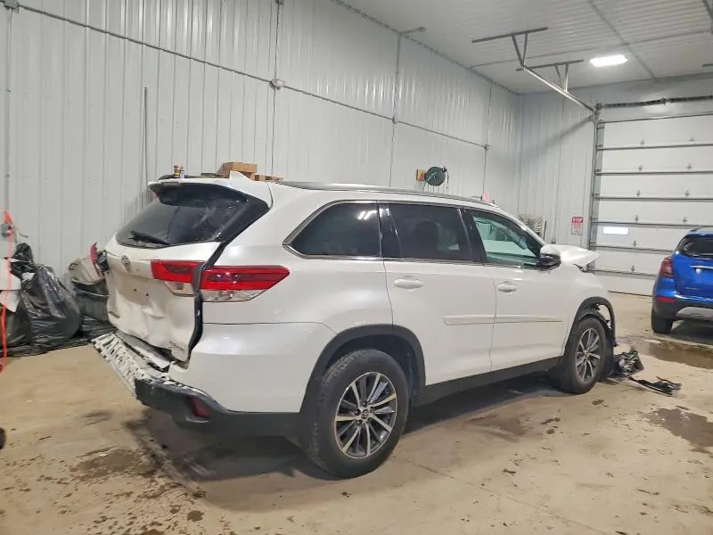 2019 TOYOTA HIGHLANDER SE  