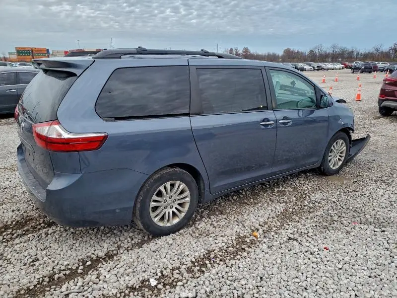2017 TOYOTA SIENNA XLE  