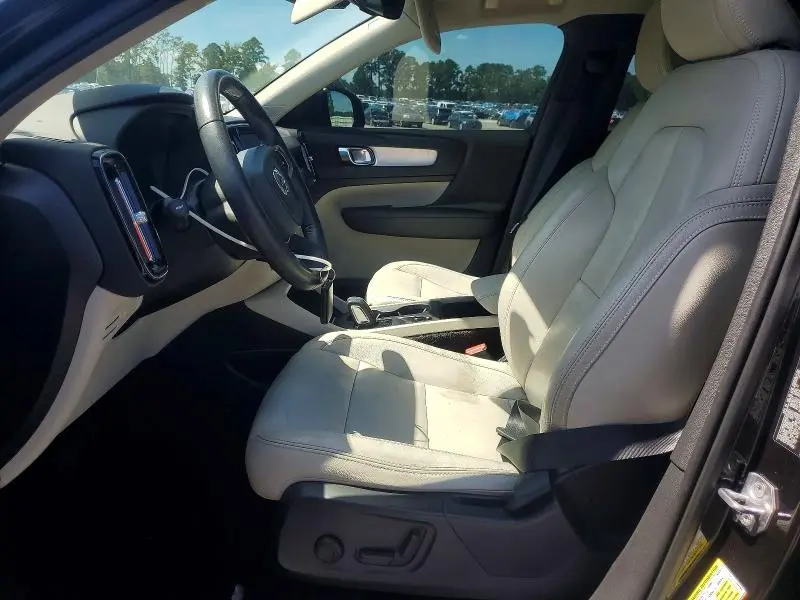 2019 VOLVO XC40 T5 MOMENTUM  