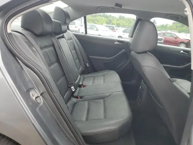 2011 VOLKSWAGEN JETTA SE  